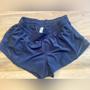 Lululemon hottie hot low rise lined shorts 2.5 inches size 8 -Navy